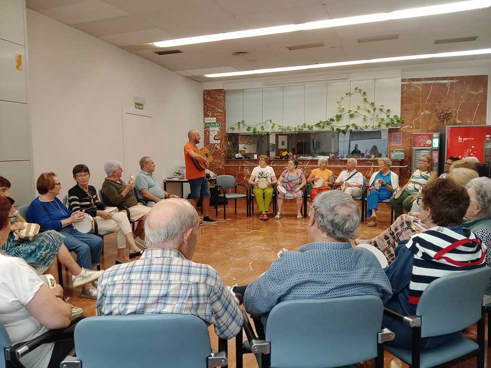 Celebración día internacional de las personas mayores con una actividad musical en el centro Convive Leyre
